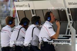 06.10.2007 Shanghai, China,  BMW Sauber F1 Team, pitwall - Formula 1 World Championship, Rd 16, Chinese Grand Prix, Saturday Practice