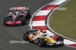 06.10.2007 Shanghai, China,  Giancarlo Fisichella (ITA), Renault F1 Team, R27 and Fernando Alonso (ESP), McLaren Mercedes, MP4-22 - Formula 1 World Championship, Rd 16, Chinese Grand Prix, Saturday Practice