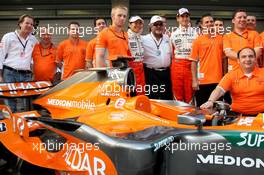 06.10.2007 Shanghai, China,  l-r, Michiel Mol (NED), Spyker, Mike Gascoyne (GBR), Spyker F1 Team, Chief Technology Officer, Sakon Yamamoto (JPN), Spyker F1 Team, Dr Vijay Mallya (IND), Kingfisher, Adrian Sutil (GER), Spyker F1 Team and Colin Kolles (GER), Spyker F1 Team, Team Principal - Formula 1 World Championship, Rd 16, Chinese Grand Prix, Saturday