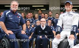 07.10.2007 Shanghai, China,  Williams F1 Team, Team Photo, Patrick Head (GBR), WilliamsF1 Team, Director of Engineering, Sir Frank Williams (GBR), WilliamsF1 Team, Team Chief, Managing Director, Team Principal and Nico Rosberg (GER), WilliamsF1 Team - Formula 1 World Championship, Rd 16, Chinese Grand Prix, Sunday