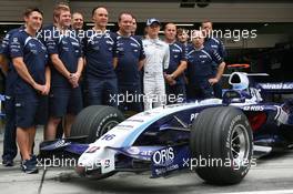 07.10.2007 Shanghai, China,  Williams F1 Team Photo, Nico Rosberg (GER), WilliamsF1 Team - Formula 1 World Championship, Rd 16, Chinese Grand Prix, Sunday