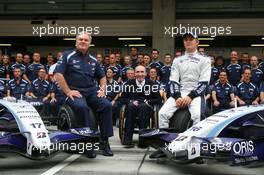 07.10.2007 Shanghai, China,  Williams F1 Team, Team Photo, Patrick Head (GBR), WilliamsF1 Team, Director of Engineering, Sir Frank Williams (GBR), WilliamsF1 Team, Team Chief, Managing Director, Team Principal and Nico Rosberg (GER), WilliamsF1 Team - Formula 1 World Championship, Rd 16, Chinese Grand Prix, Sunday