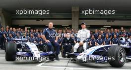 07.10.2007 Shanghai, China,  Williams F1 Team photo, Patrick Head (GBR), WilliamsF1 Team, Director of Engineering, Sir Frank Williams (GBR), WilliamsF1 Team, Team Chief, Managing Director, Team Principal and Nico Rosberg (GER), WilliamsF1 Team - Formula 1 World Championship, Rd 16, Chinese Grand Prix, Sunday