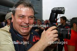 07.10.2007 Shanghai, China,  Giorgio Ascanelli (ITA), Scuderia Toro Rosso, Technical Director, takes pictures - Formula 1 World Championship, Rd 16, Chinese Grand Prix, Sunday