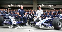 07.10.2007 Shanghai, China,  Williams F1 Team, Team Photo, Patrick Head (GBR), WilliamsF1 Team, Director of Engineering, Sir Frank Williams (GBR), WilliamsF1 Team, Team Chief, Managing Director, Team Principal and Nico Rosberg (GER), WilliamsF1 Team - Formula 1 World Championship, Rd 16, Chinese Grand Prix, Sunday