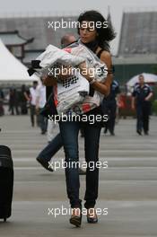 07.10.2007 Shanghai, China,  Raquel Rosario (ESP) Wife of Fernando Alonso (ESP), carrying his overalls - Formula 1 World Championship, Rd 16, Chinese Grand Prix, Sunday