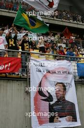 07.10.2007 Shanghai, China,  Rubens Barrichello (BRA), Honda Racing F1 Team, fans - Formula 1 World Championship, Rd 16, Chinese Grand Prix, Sunday