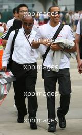 07.10.2007 Shanghai, China,  Lewis Hamilton (GBR), McLaren Mercedes with Anthony Hamilton (GBR), Father of Lewis Hamilton - Formula 1 World Championship, Rd 16, Chinese Grand Prix, Sunday