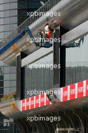 04.10.2007 Shanghai, China,  Work is carried out on the pit building - Formula 1 World Championship, Rd 16, Chinese Grand Prix, Thursday