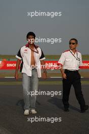 04.10.2007 Shanghai, China,  Aguri Suzuki (JPN), Super Aguri F1 Hiroshi Yasukawa (JPN), Bridgestone - Formula 1 World Championship, Rd 16, Chinese Grand Prix, Thursday