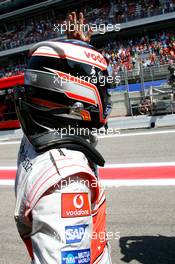 11.05.2007 Barcelona, Spain,  Fernando Alonso (ESP), McLaren Mercedes, waves to his fans - Formula 1 World Championship, Rd 4, Spanish Grand Prix, Friday Practice