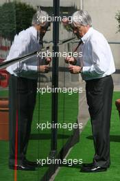 11.05.2007 Barcelona, Spain,  Bernie Ecclestone (GBR) goes onto his bus - Formula 1 World Championship, Rd 4, Spanish Grand Prix, Friday