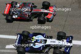 11.05.2007 Barcelona, Spain,  Fernando Alonso (ESP), McLaren Mercedes, MP4-22 and Alexander Wurz (AUT), Williams F1 Team, FW29 - Formula 1 World Championship, Rd 4, Spanish Grand Prix, Friday Practice