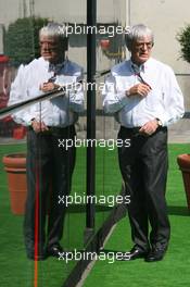 11.05.2007 Barcelona, Spain,  Bernie Ecclestone (GBR) goes onto his bus - Formula 1 World Championship, Rd 4, Spanish Grand Prix, Friday