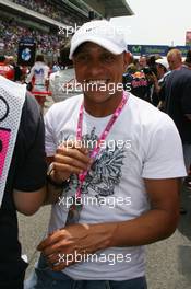 13.05.2007 Barcelona, Spain,  Roberto Carlos (BRA), Real Madrid, Football player in the Red Bull Racing garage - Formula 1 World Championship, Rd 4, Spanish Grand Prix, Sunday Pre-Race Grid