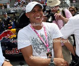 13.05.2007 Barcelona, Spain,  Roberto Carlos (BRA), Real Madrid, Football player in the Red Bull Racing garage - Formula 1 World Championship, Rd 4, Spanish Grand Prix, Sunday Pre-Race Grid