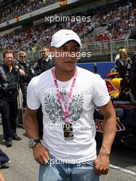 13.05.2007 Barcelona, Spain,  Roberto Carlos (BRA), Real Madrid, Football player in the Red Bull Racing garage - Formula 1 World Championship, Rd 4, Spanish Grand Prix, Sunday Pre-Race Grid