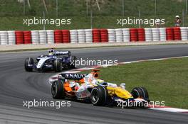 13.05.2007 Barcelona, Spain,  Giancarlo Fisichella (ITA), Renault F1 Team, R27 and Nico Rosberg (GER), WilliamsF1 Team, FW29 - Formula 1 World Championship, Rd 4, Spanish Grand Prix, Sunday Race