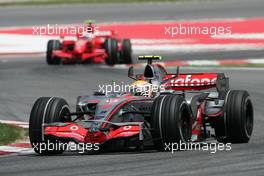 13.05.2007 Barcelona, Spain,  Lewis Hamilton (GBR), McLaren Mercedes, MP4-22 leads Kimi Raikkonen (FIN), Räikkönen, Scuderia Ferrari, F2007 - Formula 1 World Championship, Rd 4, Spanish Grand Prix, Sunday Race