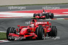 13.05.2007 Barcelona, Spain,  Kimi Raikkonen (FIN), Räikkönen, Scuderia Ferrari, F2007 leads Fernando Alonso (ESP), McLaren Mercedes, MP4-22 - Formula 1 World Championship, Rd 4, Spanish Grand Prix, Sunday Race