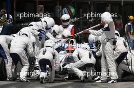 13.05.2007 Barcelona, Spain,  Robert Kubica (POL), BMW Sauber F1 Team, F1.07 pit stop  - Formula 1 World Championship, Rd 4, Spanish Grand Prix, Sunday Race