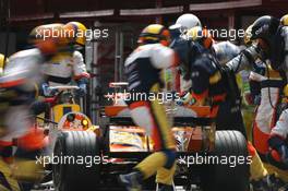 13.05.2007 Barcelona, Spain,  Giancarlo Fisichella (ITA), Renault F1 Team, R27 pit stop - Formula 1 World Championship, Rd 4, Spanish Grand Prix, Sunday Race