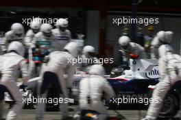 13.05.2007 Barcelona, Spain,  Nick Heidfeld (GER), BMW Sauber F1 Team, F1.07 pit stop - Formula 1 World Championship, Rd 4, Spanish Grand Prix, Sunday Race