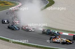 13.05.2007 Barcelona, Spain,  Giancarlo Fisichella (ITA), Renault F1 Team, R27, Rubens Barrichello (BRA), Honda Racing F1 Team, RA107 - Formula 1 World Championship, Rd 4, Spanish Grand Prix, Sunday Race