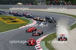 13.05.2007 Barcelona, Spain,  Start, Felipe Massa (BRA), Scuderia Ferrari, F2007, Fernando Alonso (ESP), McLaren Mercedes, MP4-22, Lewis Hamilton (GBR), McLaren Mercedes, MP4-22, Kimi Raikkonen (FIN), Räikkönen, Scuderia Ferrari, F2007 - Formula 1 World Championship, Rd 4, Spanish Grand Prix, Sunday Race