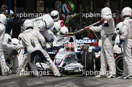 13.05.2007 Barcelona, Spain,  Robert Kubica (POL), BMW Sauber F1 Team, F1.07 pit stop  - Formula 1 World Championship, Rd 4, Spanish Grand Prix, Sunday Race