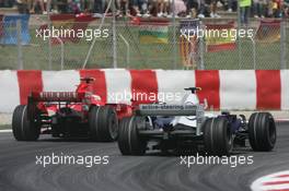 13.05.2007 Barcelona, Spain,  Robert Kubica (POL), BMW Sauber F1 Team, F1.07 passes Kimi Raikkonen (FIN), Räikkönen, Scuderia Ferrari, F2007 before he stopped - Formula 1 World Championship, Rd 4, Spanish Grand Prix, Sunday Race