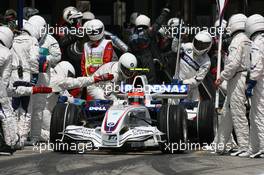 13.05.2007 Barcelona, Spain,  Robert Kubica (POL), BMW Sauber F1 Team, F1.07 pit stop - Formula 1 World Championship, Rd 4, Spanish Grand Prix, Sunday Race