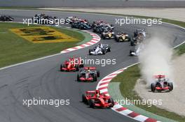 13.05.2007 Barcelona, Spain,  Start, Felipe Massa (BRA), Scuderia Ferrari, F2007, Fernando Alonso (ESP), McLaren Mercedes, MP4-22, Lewis Hamilton (GBR), McLaren Mercedes, MP4-22, Kimi Raikkonen (FIN), Räikkönen, Scuderia Ferrari, F2007 - Formula 1 World Championship, Rd 4, Spanish Grand Prix, Sunday Race