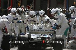 13.05.2007 Barcelona, Spain,  Robert Kubica (POL), BMW Sauber F1 Team, F1.07 pit stop - Formula 1 World Championship, Rd 4, Spanish Grand Prix, Sunday Race