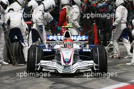 13.05.2007 Barcelona, Spain,  Robert Kubica (POL), BMW Sauber F1 Team, F1.07 pit stop - Formula 1 World Championship, Rd 4, Spanish Grand Prix, Sunday Race