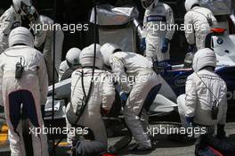 13.05.2007 Barcelona, Spain,  Nick Heidfeld (GER), BMW Sauber F1 Team, F1.07 pit stop - Formula 1 World Championship, Rd 4, Spanish Grand Prix, Sunday Race