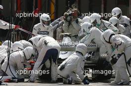 13.05.2007 Barcelona, Spain,  Robert Kubica (POL), BMW Sauber F1 Team, F1.07 pit stop - Formula 1 World Championship, Rd 4, Spanish Grand Prix, Sunday Race