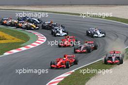 13.05.2007 Barcelona, Spain,  Start, Felipe Massa (BRA), Scuderia Ferrari, F2007, Fernando Alonso (ESP), McLaren Mercedes, MP4-22, Lewis Hamilton (GBR), McLaren Mercedes, MP4-22, Kimi Raikkonen (FIN), Räikkönen, Scuderia Ferrari, F2007 - Formula 1 World Championship, Rd 4, Spanish Grand Prix, Sunday Race