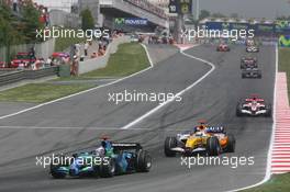 13.05.2007 Barcelona, Spain,  Jenson Button (GBR), Honda Racing F1 Team, RA107 and Giancarlo Fisichella (ITA), Renault F1 Team, R27 - Formula 1 World Championship, Rd 4, Spanish Grand Prix, Sunday Race