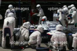 13.05.2007 Barcelona, Spain,  Nick Heidfeld (GER), BMW Sauber F1 Team pit stop - Formula 1 World Championship, Rd 4, Spanish Grand Prix, Sunday Race