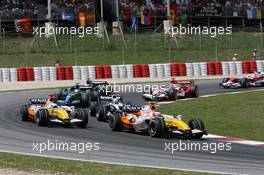 13.05.2007 Barcelona, Spain,  Heikki Kovalainen (FIN), Renault F1 Team, R27, Giancarlo Fisichella (ITA), Renault F1 Team, R27 - Formula 1 World Championship, Rd 4, Spanish Grand Prix, Sunday Race