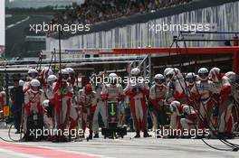 13.05.2007 Barcelona, Spain,  The Toyota team await for a pit stop - Formula 1 World Championship, Rd 4, Spanish Grand Prix, Sunday Race