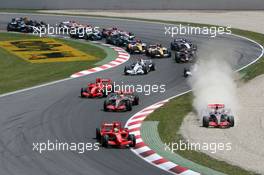 13.05.2007 Barcelona, Spain,  Start, Felipe Massa (BRA), Scuderia Ferrari, F2007, Fernando Alonso (ESP), McLaren Mercedes, MP4-22, Lewis Hamilton (GBR), McLaren Mercedes, MP4-22, Kimi Raikkonen (FIN), Räikkönen, Scuderia Ferrari, F2007 - Formula 1 World Championship, Rd 4, Spanish Grand Prix, Sunday Race