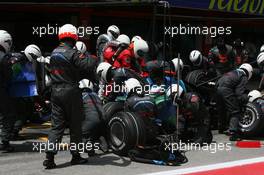 13.05.2007 Barcelona, Spain,  Jenson Button (GBR), Honda Racing F1 Team, RA107 pit stop  - Formula 1 World Championship, Rd 4, Spanish Grand Prix, Sunday Race