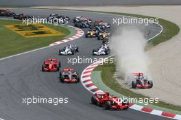 13.05.2007 Barcelona, Spain,  Start, Felipe Massa (BRA), Scuderia Ferrari, F2007, Fernando Alonso (ESP), McLaren Mercedes, MP4-22, Lewis Hamilton (GBR), McLaren Mercedes, MP4-22, Kimi Raikkonen (FIN), Räikkönen, Scuderia Ferrari, F2007 - Formula 1 World Championship, Rd 4, Spanish Grand Prix, Sunday Race