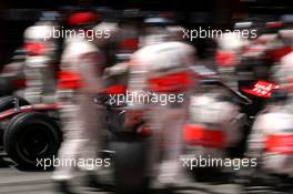 13.05.2007 Barcelona, Spain,  Fernando Alonso (ESP), McLaren Mercedes, MP4-22 pit stop - Formula 1 World Championship, Rd 4, Spanish Grand Prix, Sunday Race