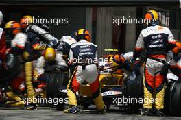 13.05.2007 Barcelona, Spain,  Heikki Kovalainen (FIN), Renault F1 Team, R27 pit stop - Formula 1 World Championship, Rd 4, Spanish Grand Prix, Sunday Race