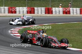 13.05.2007 Barcelona, Spain,  Lewis Hamilton (GBR), McLaren Mercedes, MP4-22 and Robert Kubica (POL), BMW Sauber F1 Team, F1.07 - Formula 1 World Championship, Rd 4, Spanish Grand Prix, Sunday Race