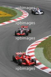 13.05.2007 Barcelona, Spain,  Kimi Raikkonen (FIN), Räikkönen, Scuderia Ferrari, F2007 and Fernando Alonso (ESP), McLaren Mercedes, MP4-22 - Formula 1 World Championship, Rd 4, Spanish Grand Prix, Sunday Race