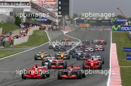 13.05.2007 Barcelona, Spain,  Start, Felipe Massa (BRA), Scuderia Ferrari, F2007, Fernando Alonso (ESP), McLaren Mercedes, MP4-22, Lewis Hamilton (GBR), McLaren Mercedes, MP4-22 - Formula 1 World Championship, Rd 4, Spanish Grand Prix, Sunday Race